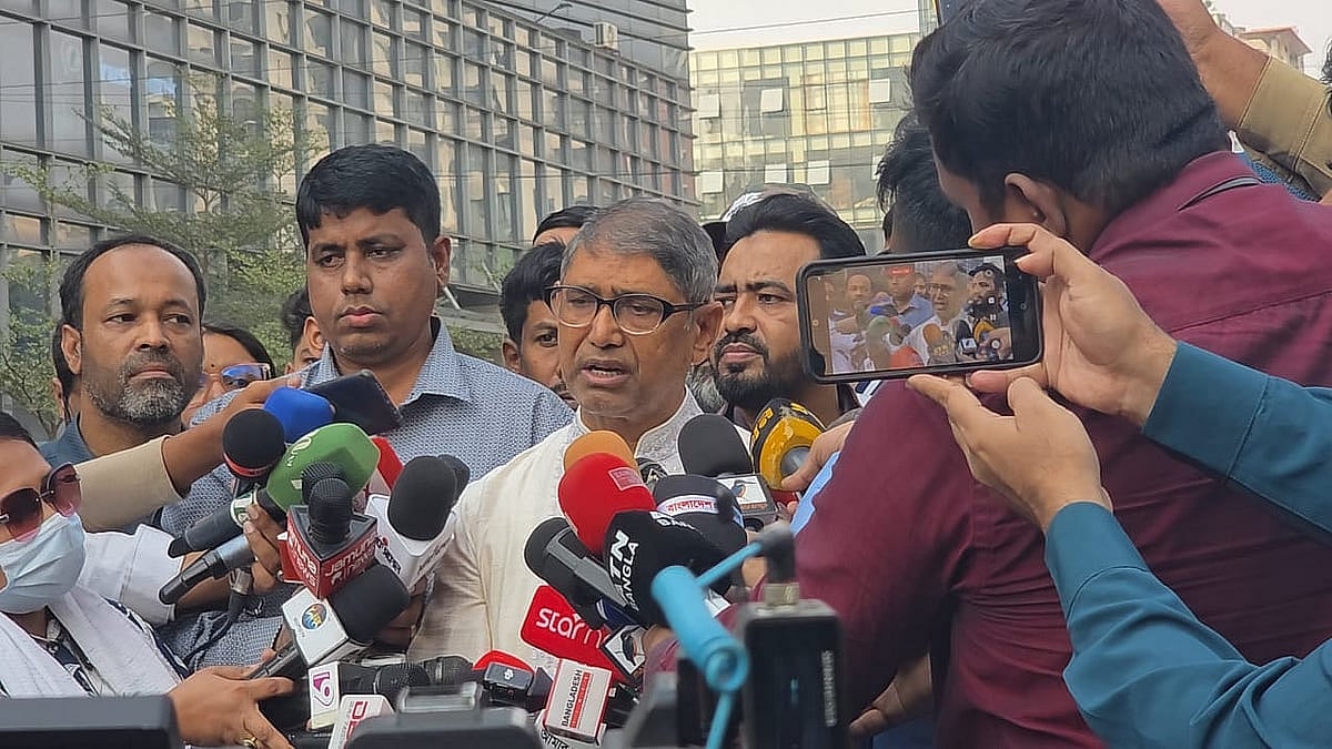 রাজধানীর এভারকেয়ার হাসপাতালের সামনে খালেদা জিয়ার শারীরিক অবস্থা সম্পর্কে সাংবাদিকদের জানান বিএনপির ভাইস চেয়ারম্যান  আহমেদ আজম খান। আজ সোমবার সকালে