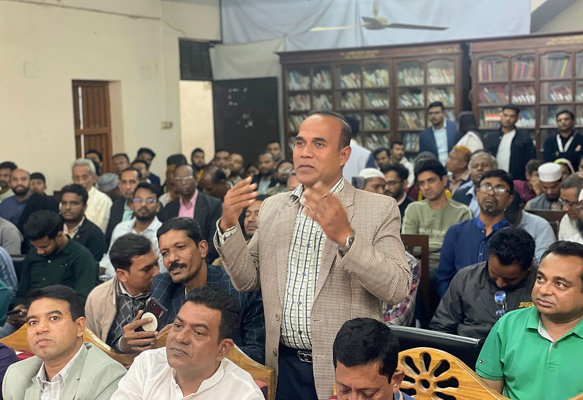 কিশোরগঞ্জে প্রথম আলোর ২৭তম প্রতিষ্ঠাবার্ষিকী উপলক্ষে সুধী সমাবেশে প্রশ্ন করছেন এক অতিথি। সোমবার বিকেলে জেলা পাবলিক লাইব্রেরি মিলনায়তনে