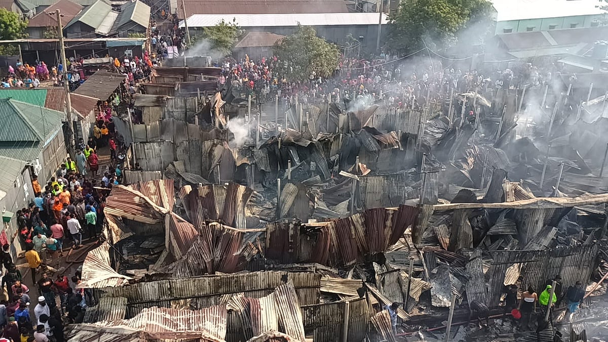 গাজীপুরের কালিয়াকৈর উপজেলার দুই কলোনি বাড়িতে আগুনে পুড়েছে অন্তত ৭৫টি ঘর। আজ সোমবার সকালে উপজেলার চন্দ্রা পল্লীবিদ্যুৎ এলাকায়