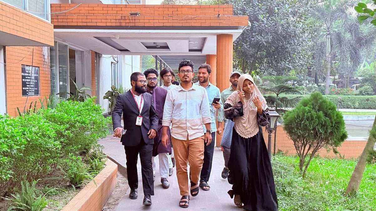 অনলাইনে অপপ্রচার চালানোর অভিযোগে কয়েকটি ফেসবুক পেজ ও আইডির বিরুদ্ধে মামলা করার পর ডাকসু ভিপি সাদিক কায়েমসহ অন্য নেতারা। সোমবার ঢাকার শাহবাগ থানায়