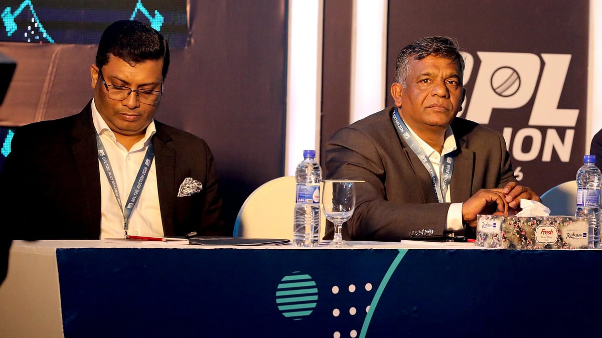 গতকাল বিপিএলের নিলাম অনুষ্ঠানে বিসিবি সভাপতি আমিনুল ইসলাম বুলবুল (ডানে) ও সহ সভাপতি সাখাওয়াত হোসেন