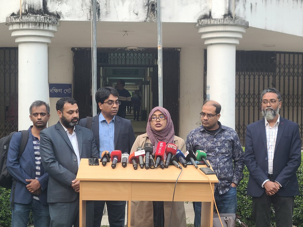 সংবাদ সম্মেলন করে বেগম রোকেয়া বিশ্ববিদ্যালয় ছাত্র সংসদ নির্বাচন স্থগিত ঘোষণা করেন নির্বাচন কমিশনের সদস্যরা। আজ সোমবার বিকেলে বিশ্ববিদ্যালয়ের প্রশাসনিক ভবনের সামনে