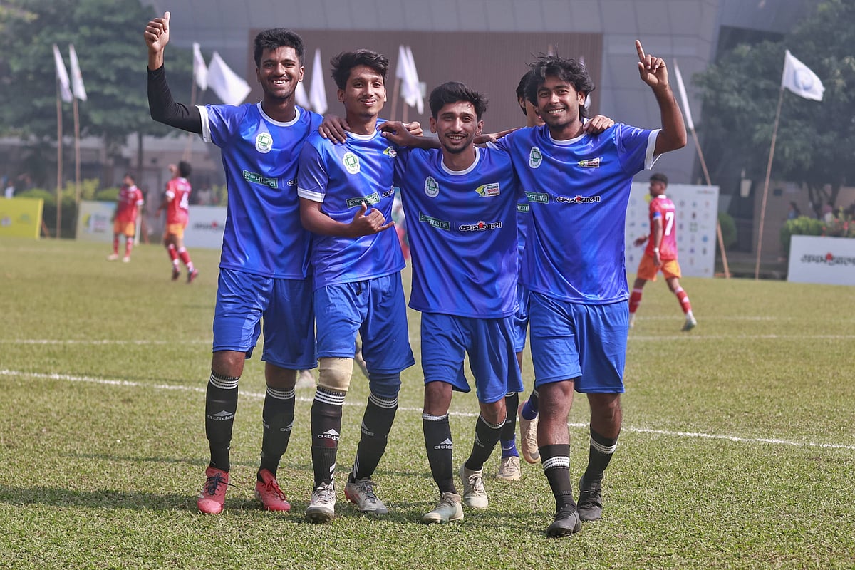 জাহাঙ্গীরনগর বিশ্ববিদ্যালয়ের হয়ে জোড়া গোল করেন সিজান (সবার ডানে)