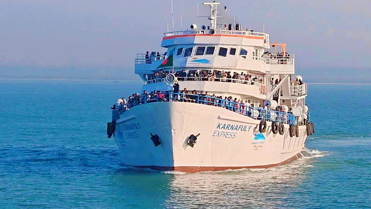 সেন্ট মার্টিন দ্বীপের পথে পর্যটকবাহী একটি জাহাজ। আজ সোমবার দুপুরে