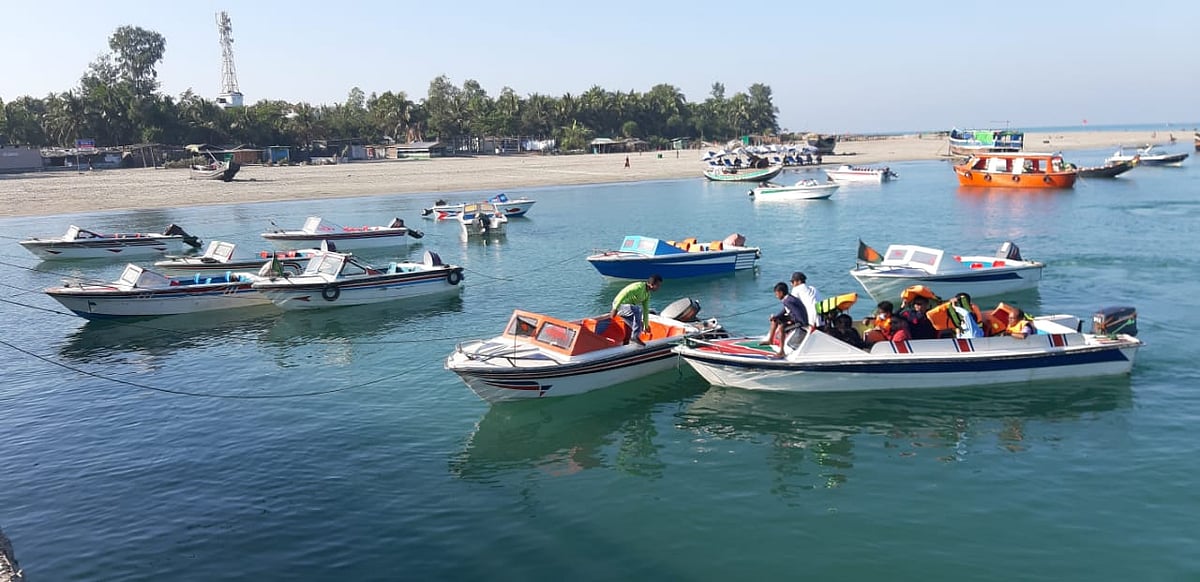 সেন্ট মার্টিন দ্বীপের পূর্ব প্রান্তে যাত্রীবাহী কয়েকটি স্পিডবোট। সম্প্রতি তোলা