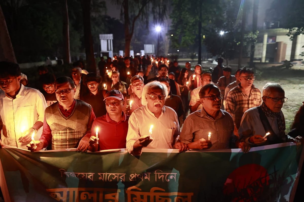 বিজয়ের মাস ডিসেম্বরের প্রথম দিনে মুক্তিযুদ্ধের শহীদদের প্রতি শ্রদ্ধা জানিয়ে আলোর মিছিল। ১ ডিসেম্বর ২০২৫