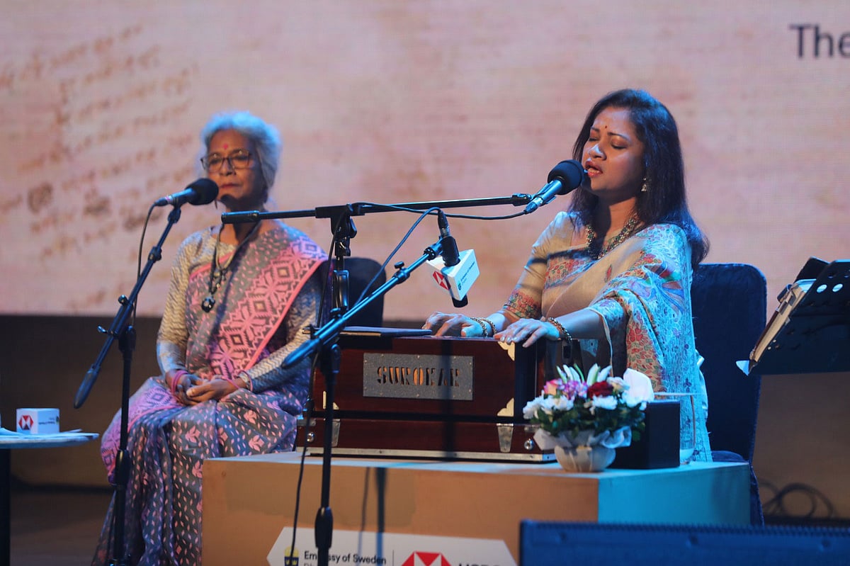 ‘আলোকের এই ঝরনাধারায়’ অনুষ্ঠানে আবৃত্তি ও সংগীতের যুগল পরিবেশনায় বাঁয়ে ডালিয়া আহমেদ ও অদিতি মহসিন। সোমবার সন্ধ্যায় বনানীর শেরাটন হোটেলের বলরুমে