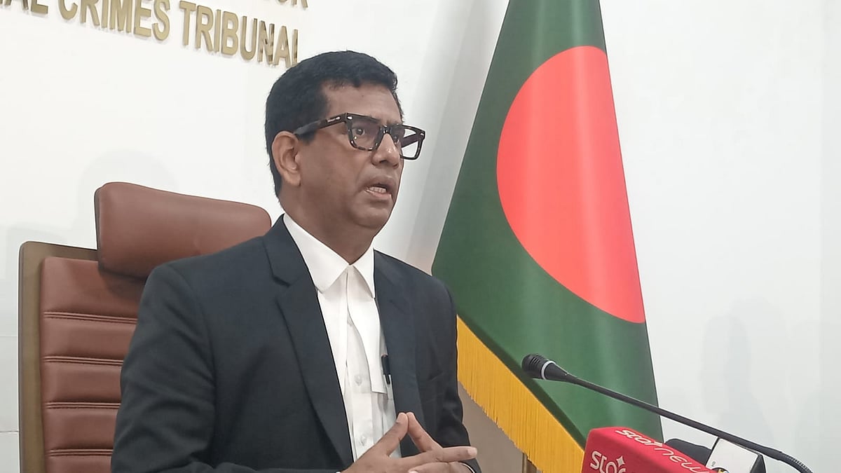 আন্তর্জাতিক অপরাধ ট্রাইব্যুনালে নিজ দপ্তরে সাংবাদিকদের বিভিন্ন প্রশ্নের  উত্তর দেন ট্রাইব্যুনালের চিফ প্রসিকিউটর তাজুল ইসলাম। ১ ডিসেম্বর