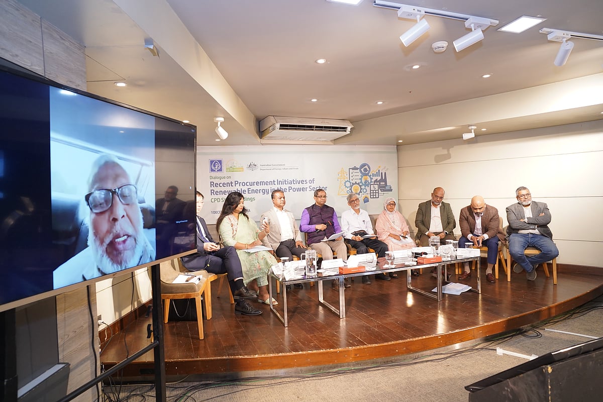 সৌরবিদ্যুৎকেন্দ্র নির্মাণ নিয়ে রাজধানীর একটি মিলনায়তনে জাতীয় সংলাপের আয়োজন করে সিপিডি। সেখানে অনলাইনে যোগ দেন বিদ্যুৎ, জ্বালানি ও খনিজ সম্পদ উপদেষ্টা মুহাম্মদ ফাওজুল কবির খান। ১ ডিসেম্বর, ২০২৫, ঢাকা