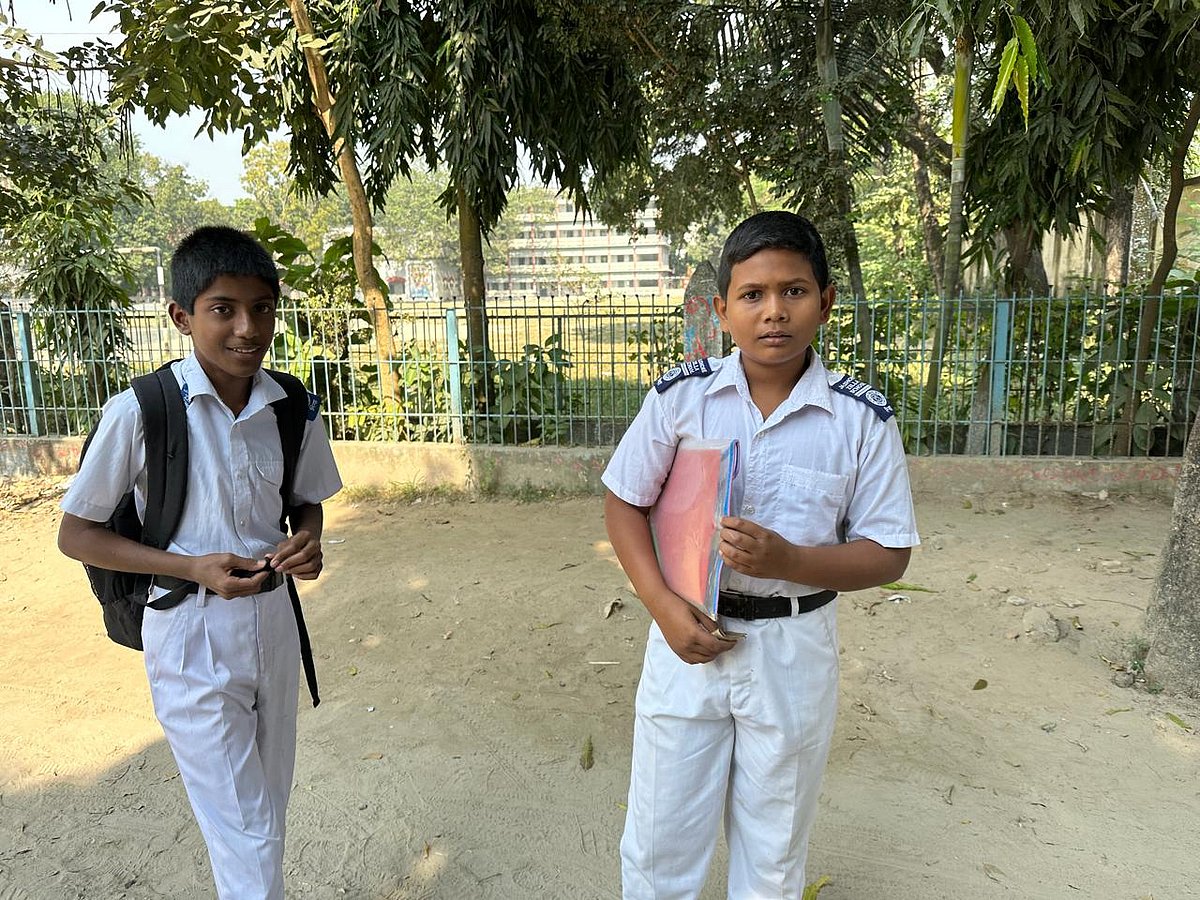 বার্ষিক পরীক্ষা দিতে বিদ্যালয়ে এসেছিল দুই শিক্ষার্থী। শিক্ষকদের কর্মবিরতির কারণে পরীক্ষা হবে না জেনে বাড়ি ফিরে যাচ্ছে তারা। আজ সোমবার দুপুরে যশোর জিলা স্কুলে