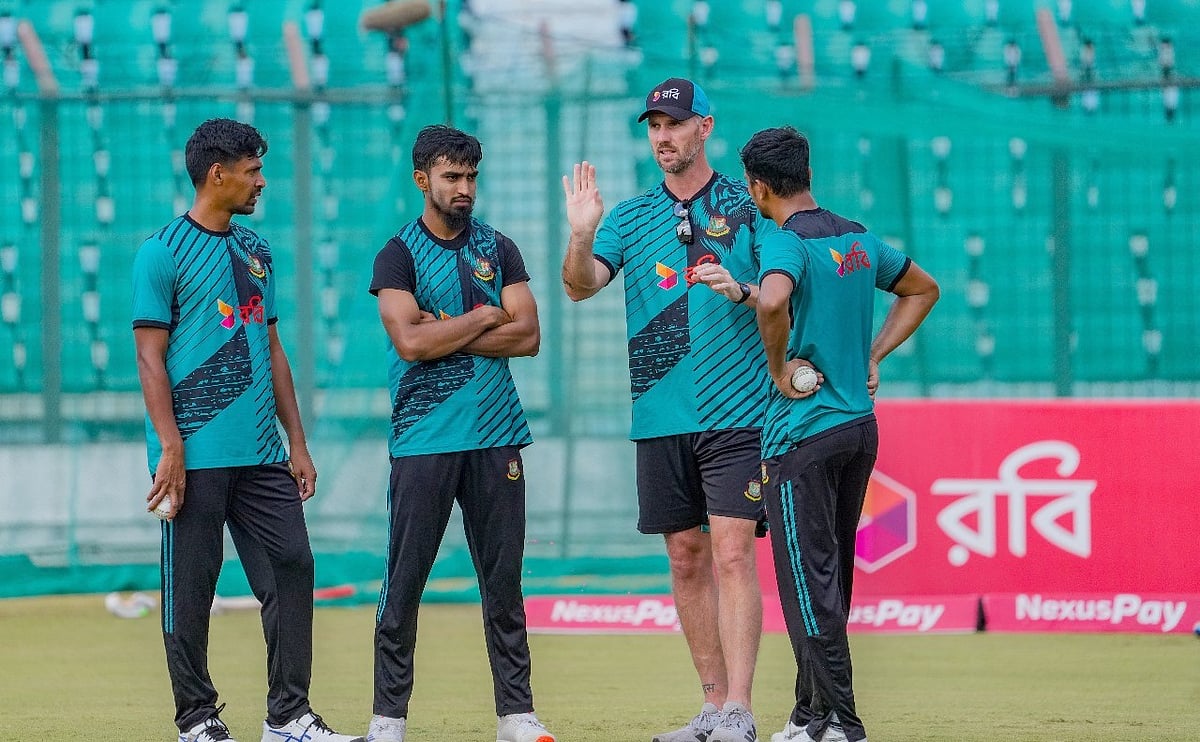তিন পেসার মোস্তাফিজ, তানজিম আর সাইফউদ্দিনকে নিয়ে ব্যস্ত বাংলাদেশ দলের পেস বোলিং কোচ শন টেইট। গতকাল চট্টগ্রামের বীরশ্রেষ্ঠ মতিউর স্টেডিয়ামের অনুশীলনে