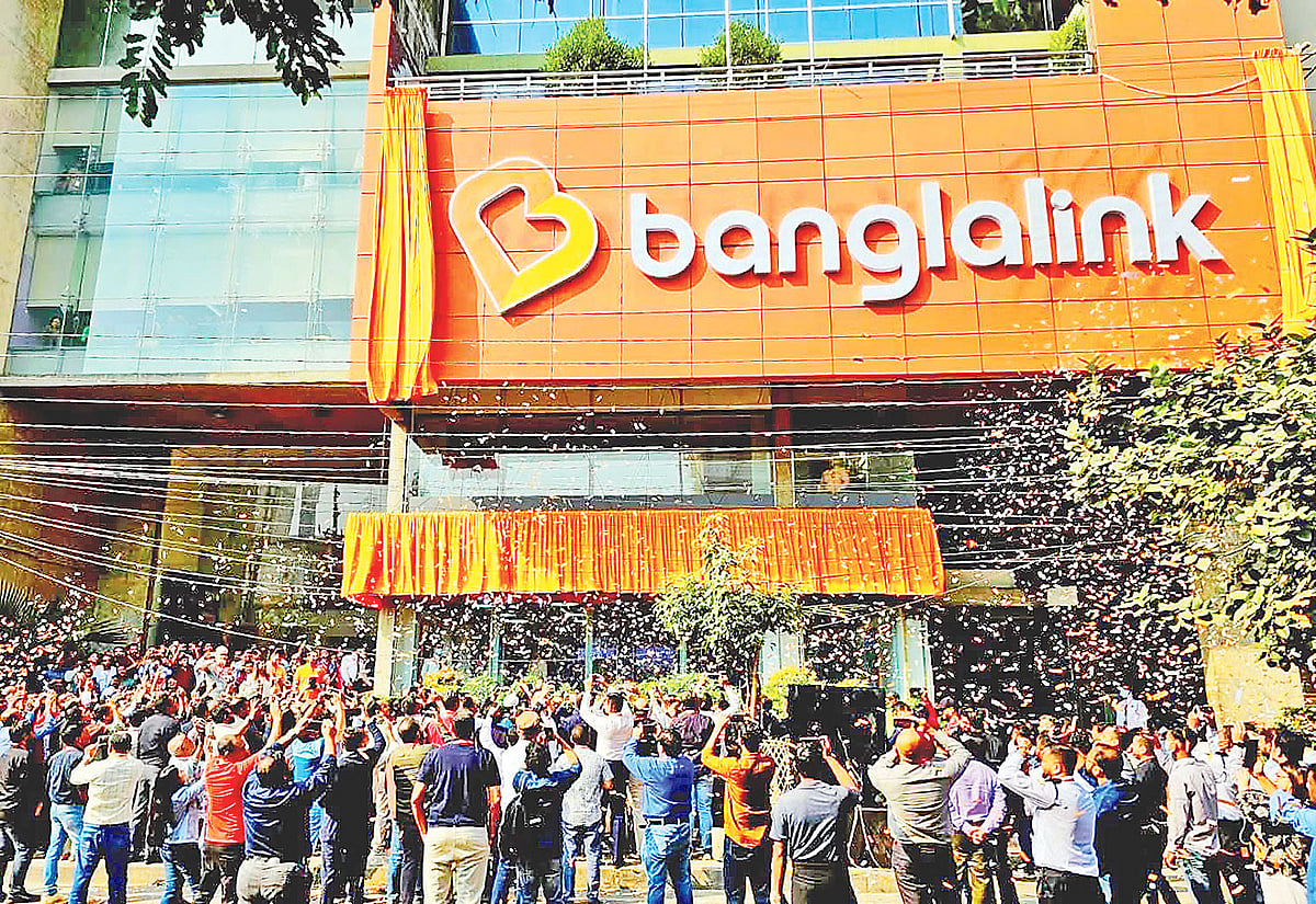 নতুন লোগো উন্মোচন করেছে মোবাইল ফোন অপারেটর বাংলালিংক। এই উপলক্ষে প্রতিষ্ঠানটির সাইনবোর্ডও বদল করা হয়। গতকাল ঢাকার গুলশানে বাংলালিংক কার্যালয়ে