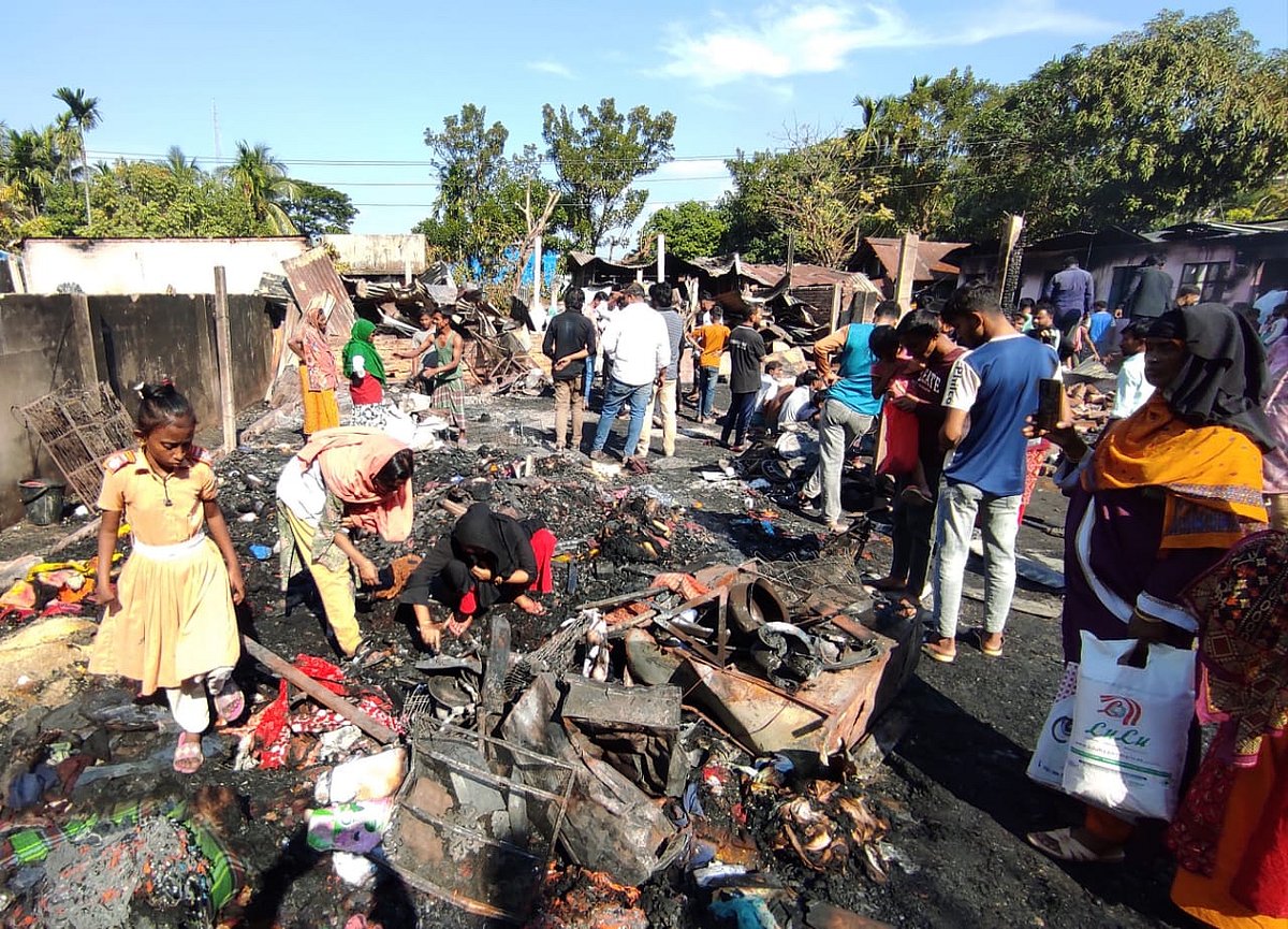 আগুনে পুড়ে ছাই হয়ে গেছে ঘর। সেখানে এসে খুঁজছেন প্রয়োজনীয় কিছু পান কিনা। আজ সকাল পৌনে দশটার দিকে চট্টগ্রামের অক্সিজেন এলাকায় কেডিএস কারখানার পাশে রেললাইন সংলগ্ন করিম কলোনিতে