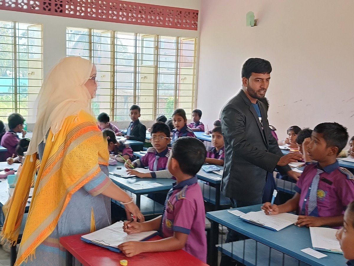 টাঙ্গাইলের সখীপুর উপজেলার একটি প্রাথমিক বিদ্যালয়ে কক্ষ পরিদর্শকের দায়িত্ব পালন করছেন দুই অভিভাবক। আজ সোমবার বেলা ১১টায় সখীপুর মডেল সরকারি প্রাথমিক বিদ্যালয়ে