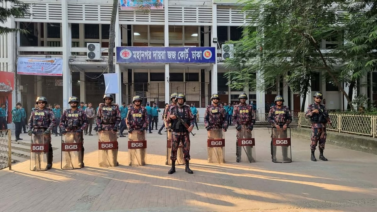 সাবেক প্রধানমন্ত্রী শেখ হাসিনা, তাঁর বোন শেখ রেহানা সিদ্দিক, ব্রিটিশ এমপি টিউলিপ সিদ্দিকসহ ১৭ জনের বিরুদ্ধে করা মামলার রায় ঘোষণাকে কেন্দ্র করে আদালতে নিরাপত্তা জোরদার করা হয়েছে। আজ সোমবার সকালে