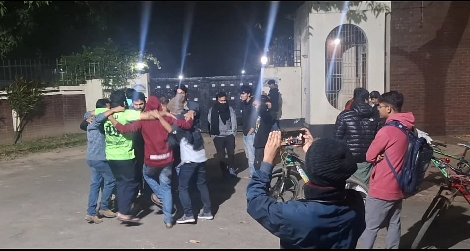 জাহাঙ্গীরনগর বিশ্ববিদ্যালয়ে উচ্চশব্দে গভীর রাত পর্যন্ত গান বাজানোর প্রতিবাদস্বরুপ উপাচার্যের বাসভবনের সামনে গান বাজিয়েছে একদল শিক্ষার্থী। গতকাল রোববার