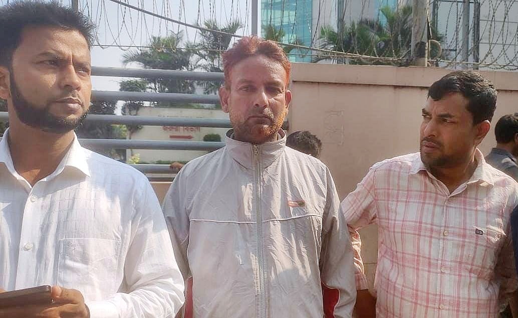 রাজধানীর এভারকেয়ার হাসপাতালের সামনে আমজাদ হোসেন (মাঝে)। তিনি নীলফামারী থেকে এসেছেন
