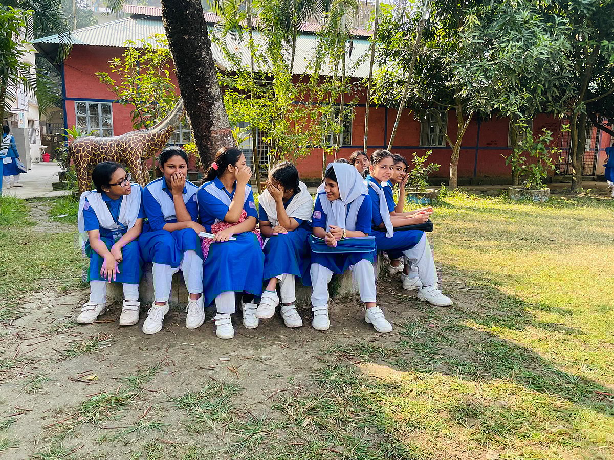 শিক্ষার্থীরা এসেছিল বার্ষিক পরীক্ষায় অংশগ্রহণের জন্য। কিন্তু বিদ্যালয়ে এসেই জানতে পারে শিক্ষকদের আন্দোলনে পরীক্ষা হচ্ছে না। তাই সহপাঠীদের সঙ্গে বিদ্যালয় প্রাঙ্গণে আড্ডায় মেতেছে শিক্ষার্থীরা। সোমবার সকালে কুমিল্লা নগরের নবাব ফয়জুন্নেছা সরকারি বালিকা উচ্চ বিদ্যালয়ে