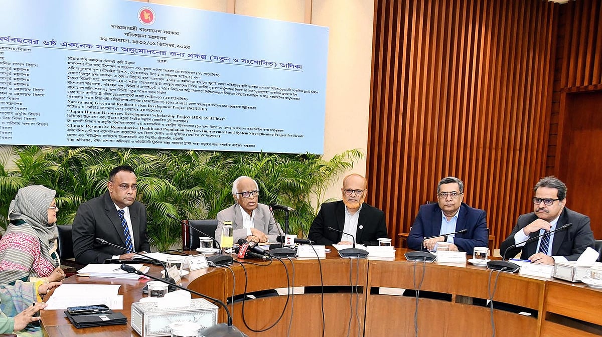 আজ জাতীয় অর্থনৈতিক পরিষদের নির্বাহী কমিটির (একনেক) সভা শেষে কথা বলছেন পরিকল্পনা উপদেষ্টা ওয়াহিদউদ্দিন মাহমুদ