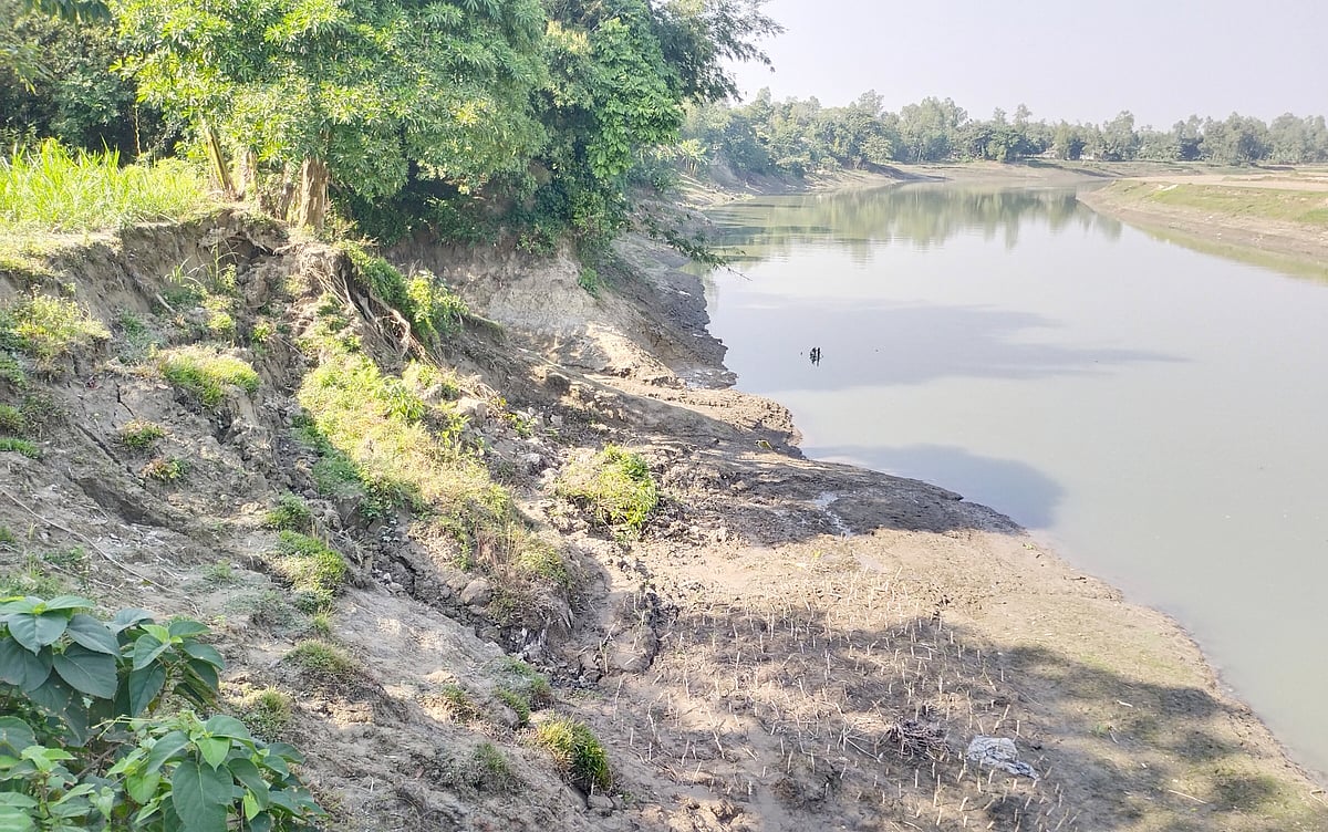 প্রতিদিনই ভাঙছে বাঙালী নদীর একপাশ। নদীতে বিলীন হচ্ছে বসতবাড়ি ও ফসলি জমি। গতকাল রোববার বগুড়ার শেরপুরে