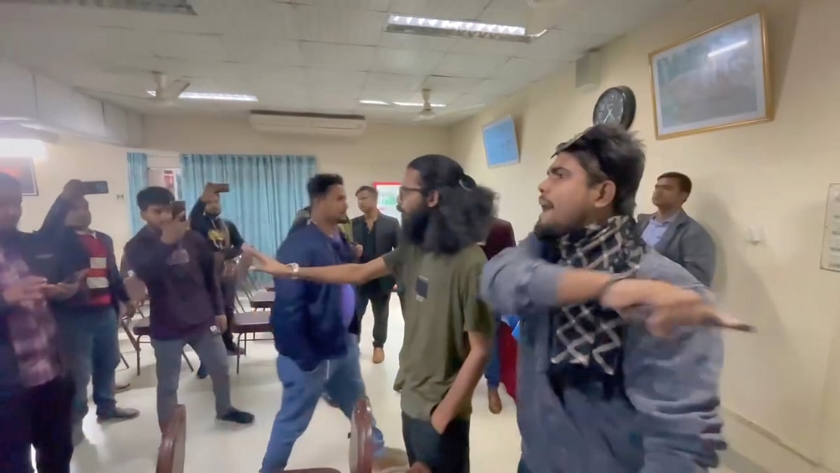 এনসিপির সংবাদ সম্মেলনে রাজশাহী মহানগর জাতীয় যুবশক্তির দুই নেতা সাংবাদিকদের কক্ষে তালা মেরে আটকে রাখার হুমকি দেন। সোমবার বিকেলে রাজশাহী পর্যটন মোটেলে