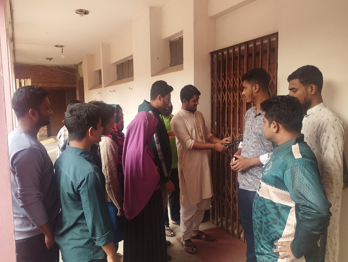 জাহাঙ্গীরনগর বিশ্ববিদ্যালয়ের নবনির্মিত ছয়টি আবাসিক হলের নির্মাণকাজের খরচের নথিপত্র দেওয়ার দাবি জানিয়ে প্রকল্প কার্যালয়ে তালা ঝুলিয়ে দেওয়া হয়েছে। আজ সোমবার দুপুরে বিশ্ববিদ্যালয়ের পুরোনো প্রশাসনিক ভবনের দ্বিতীয় তলায়