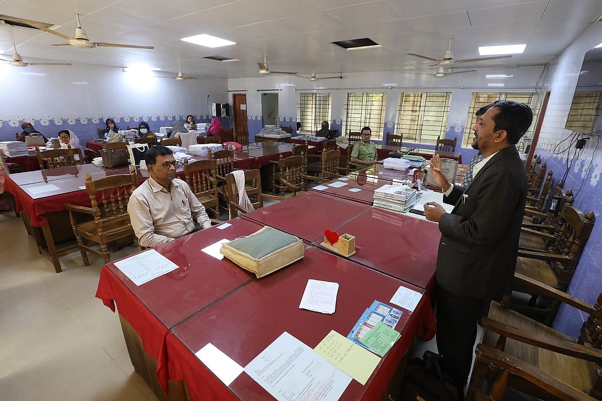 শিক্ষকেরা বার্ষিক পরীক্ষা না নিয়ে কর্মবিরতি পালন করছেন। বাংলা বাজার সরকারি বালিকা উচ্চ বিদ্যালয়, সদরঘাট, ১ ডিসেম্বর ২০২৫
