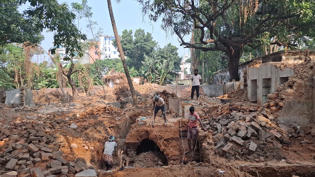 রাজশাহীতে একটি রাজবাড়ি ভাঙার সময় মেঝের নিচে পাওয়া গেল সুড়ঙ্গ। মঙ্গলবার দুপুরে নগরের দরগাপাড়া মহল্লায়