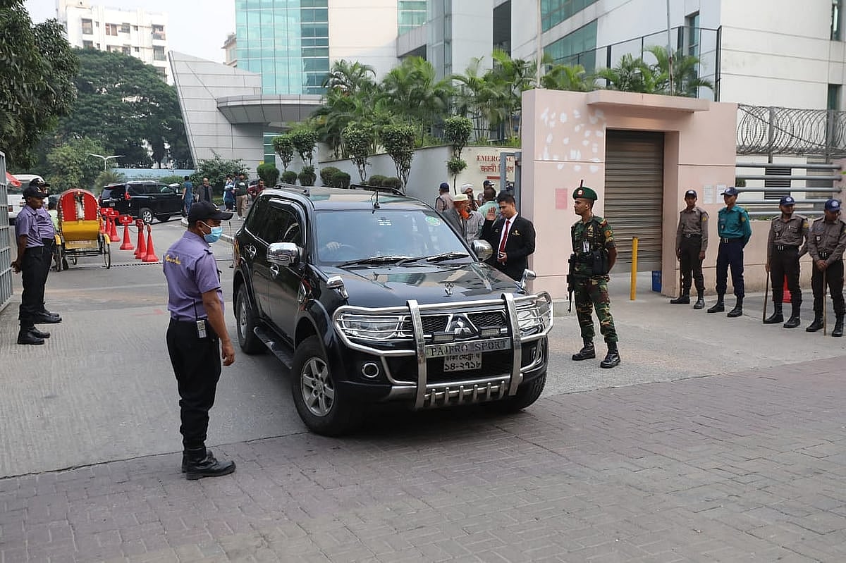 এভারকেয়ার হাসপাতালে চিকিৎসাধীন বিএনপির চেয়ারপারসন খালেদা জিয়াকে ভিভিআইপি ঘোষণার পর তাঁর নিরাপত্তায় রাজধানীর এই হাসপাতালে এসএসএফ ও পিজিআর সদস্যদের মোতায়েন করা হয়