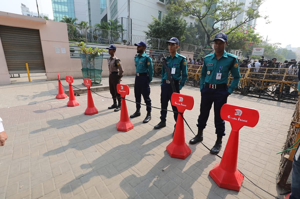 রাজধানীর এভারকেয়ার হাসপাতালের সামনে নিরাপত্তা জোরদার করা হয়েছে। আজ মঙ্গলবার বেলা সোয়া ১১টার দিকে