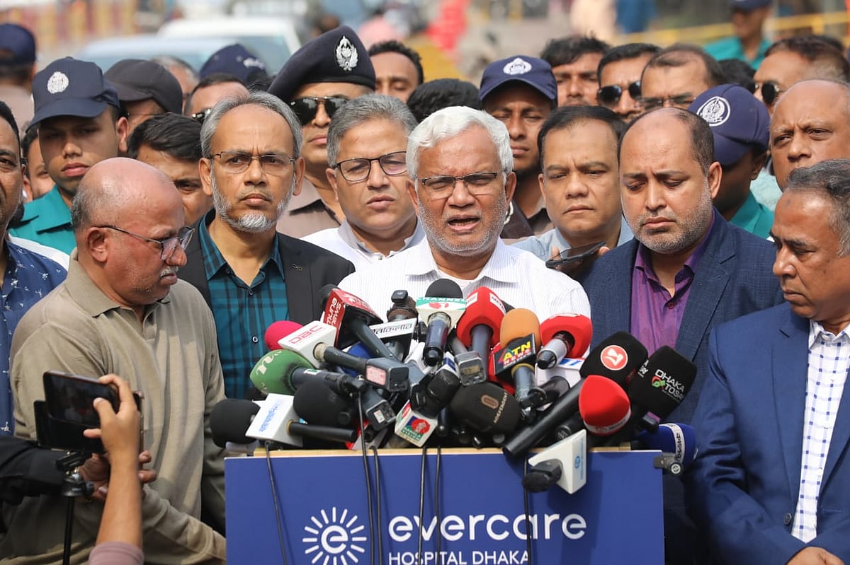 খালেদা জিয়ার ব্যক্তিগত চিকিৎসক এ জেড এম জাহিদ হোসেন। আজ মঙ্গলবার দুপুর সাড়ে ১২টার দিকে রাজধানীর এভারকেয়ার হাসপাতালের ফটকের সামনে