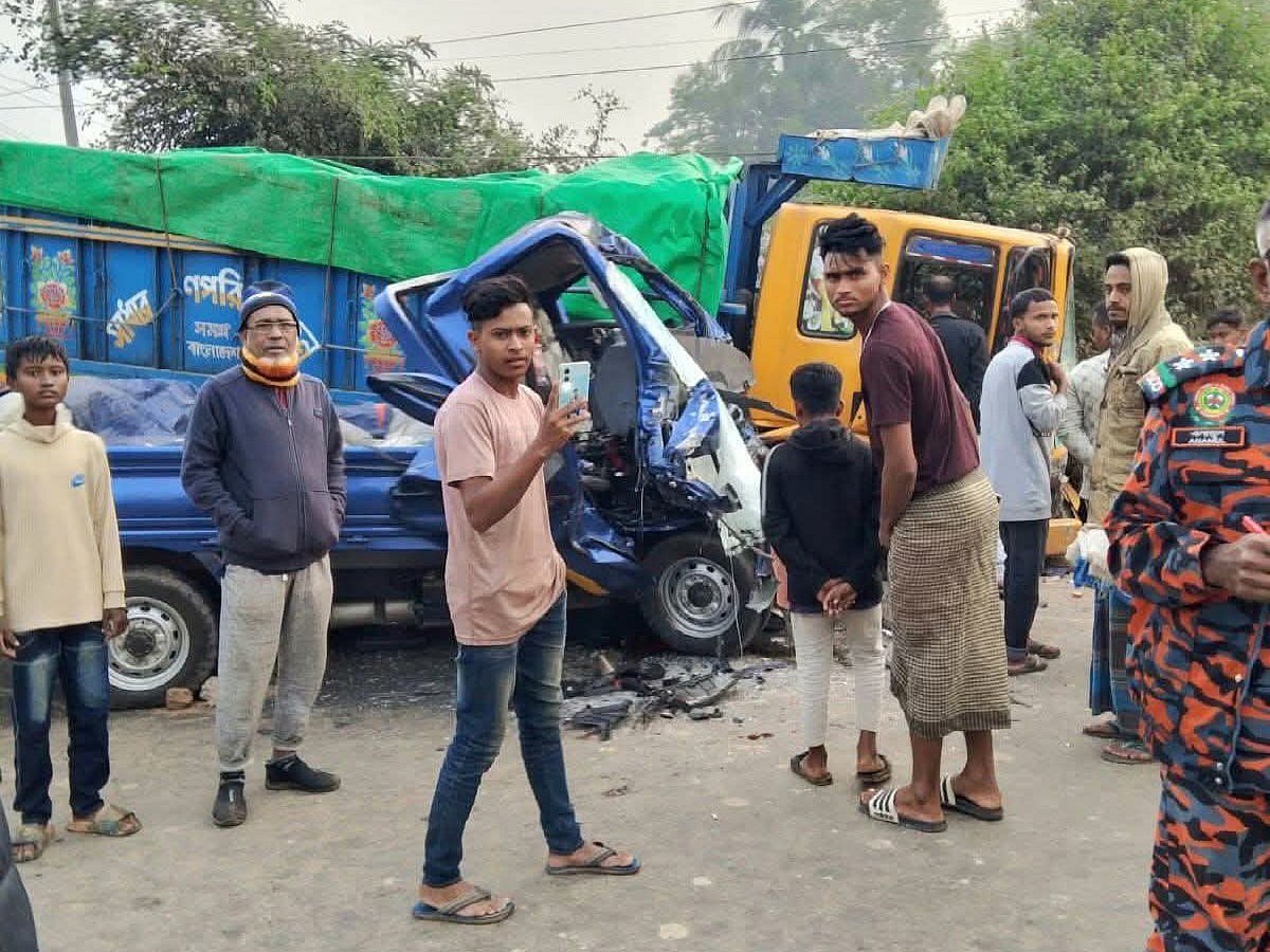 হবিগঞ্জে ঢাকা–সিলেট মহাসড়কে ট্রাকের সঙ্গে পিকআপের মুখোমুখি সংঘর্ষে পিকআপের সামনের অংশ দুমড়েমুচড়ে যায়। আজ মঙ্গলবার সকালে হবিগঞ্জের বাহুবল উপজেলার মৌচাক এলাকায়