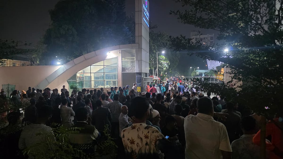 রাজধানীর এভারকেয়ার হাসপাতালের সামনে ভিড় করছেন দলের নেতা-কর্মীরা, ২ ডিসেম্বর