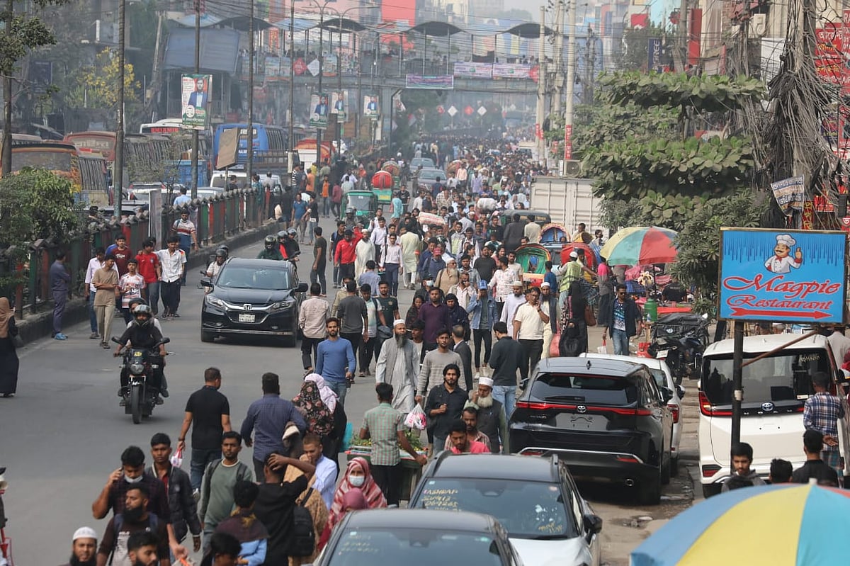 রাজধানীর যমুনা ফিউচার পার্কের সামনে আজ মঙ্গলবার সড়ক অবরোধ করে মুঠোফোন ব্যবসায়ীদের বিক্ষোভে দুর্ভোগে পড়েন হাজারো মানুষ