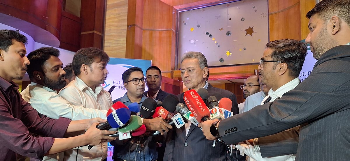 রাজধানীর গুলশানের একটি হোটেলে এক অনুষ্ঠান শেষে সাংবাদিকদের সঙ্গে কথা বলেন আমীর খসরু মাহমুদ চৌধুরী। ২ ডিসেম্বর