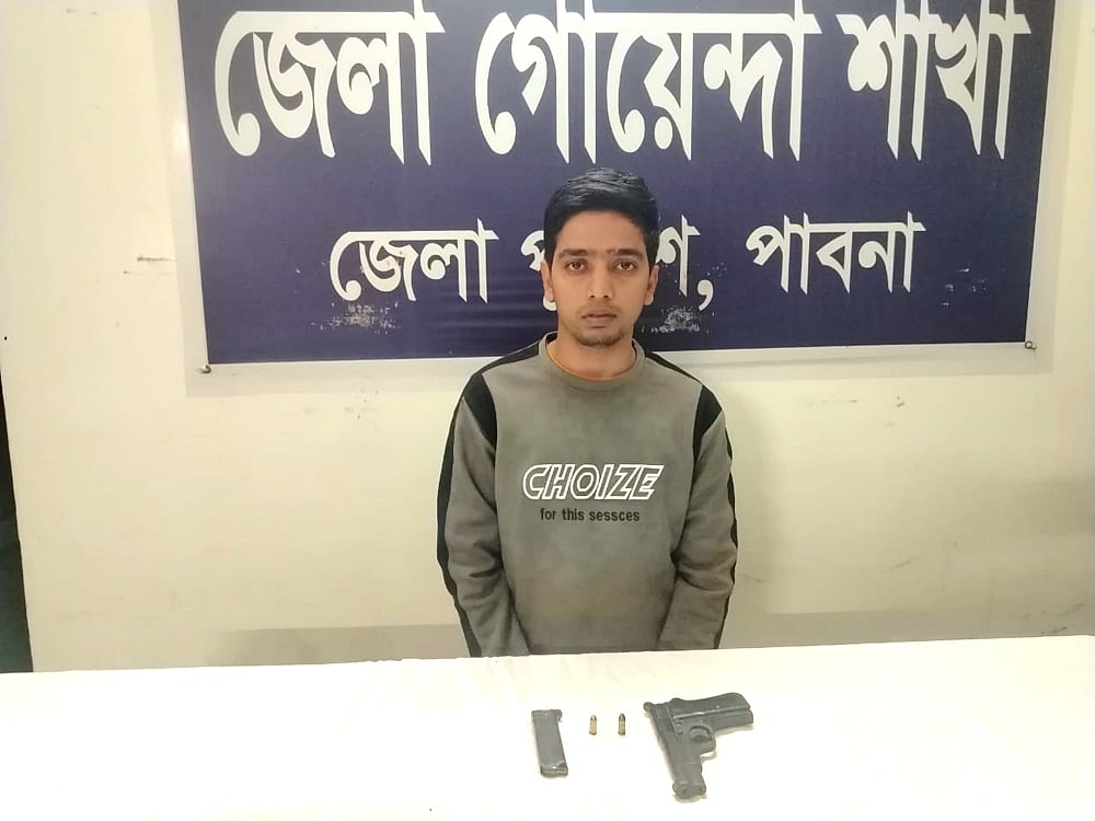 পুলিশের অভিযানে গ্রেপ্তার তুষার হোসেন। ডিবি কার্যালয়, পাবনা, ২ ডিসেম্বর