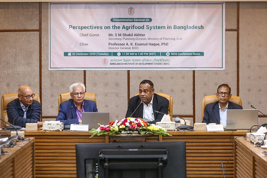 বাংলাদেশ উন্নয়ন গবেষণা প্রতিষ্ঠান (বিআইডিএস) আয়োজিত বাংলাদেশের কৃষি খাদ্যব্যবস্থার পরিপ্রেক্ষিত নিয়ে সেমিনারে উপস্থিত অতিথিরা। মঙ্গলবার সকালে রাজধানীর আগারগাঁওয়ে বিআইডিএস মিলনায়তনে