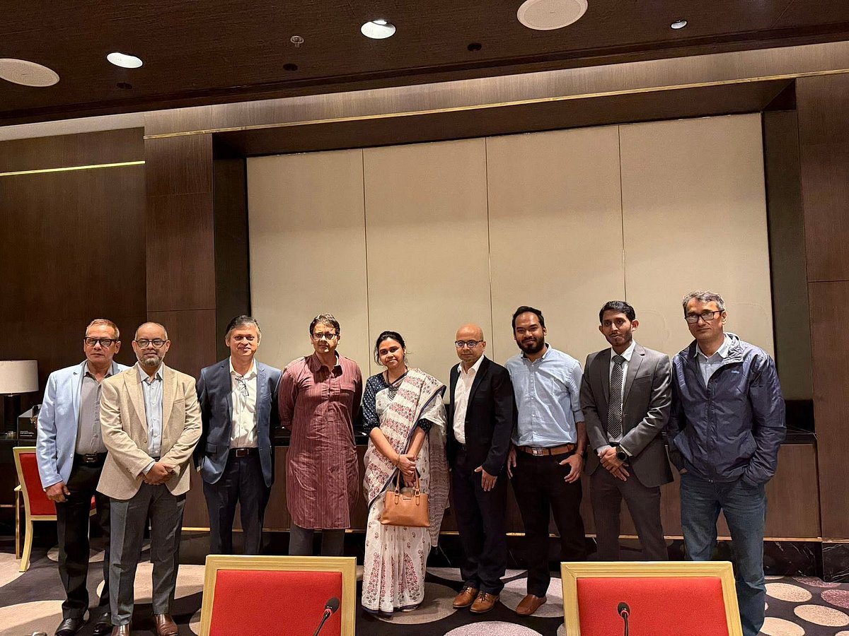 পেপ্যাল প্রতিনিধিদলের সঙ্গে বৈঠকের পর ফ্রিল্যান্সারদের সঙ্গে ফয়েজ আহমেদ তৈয়ব (ডান দিক থেকে চতুর্থ)