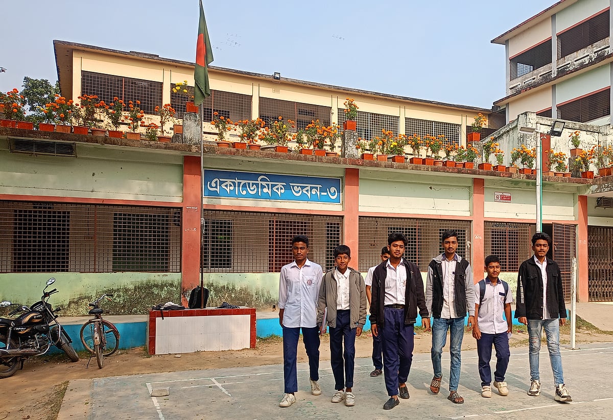 শিক্ষকদের কর্মবিরতির কারণে দ্বিতীয় দিনের মতো বার্ষিক ও নির্বাচনী পরীক্ষা স্থগিত করা হয়েছে। এ খবর শুনে বিদ্যালয় থেকে ফিরে যাচ্ছে শিক্ষার্থীরা। আজ মঙ্গলবার সকাল ১০টার দিকে চুয়াডাঙ্গা ভিক্টোরিয়া জুবিলি সরকারি উচ্চবিদ্যালয়ে