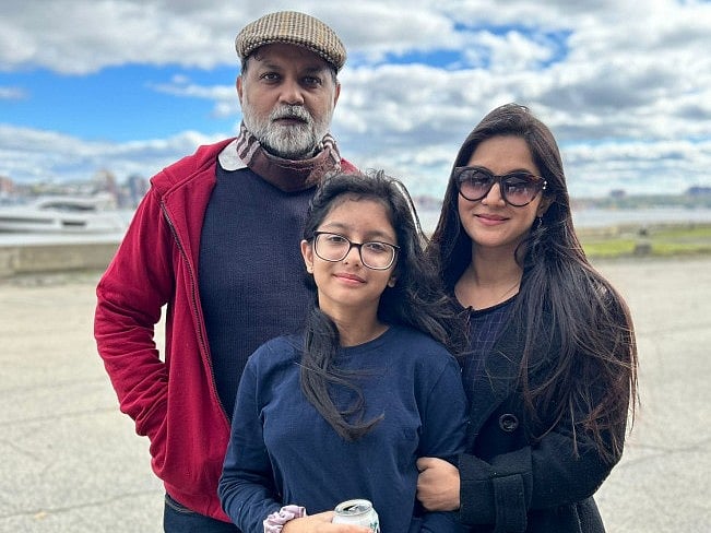 দিন চারেক ধরে সৃজিত, মিথিলা ও আইরার ছবিটি ফেসবুকে ঘুরছে