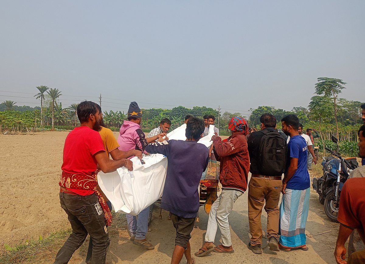 চুয়াডাঙ্গায় মরদেহ উদ্ধার করে হাসপাতালের মর্গে নেওয়া হচ্ছে। আজ মঙ্গলবার সকালে