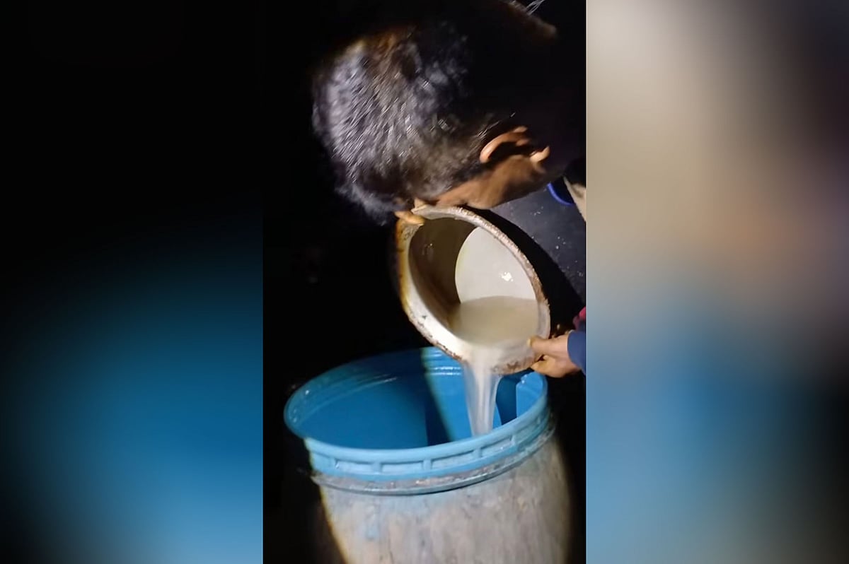 উদ্ধার হওয়া চোলাই মদ একটি ড্রামে ঢালা হচ্ছে। গতকাল রাতে চট্টগ্রাম বিশ্ববিদ্যালয় এলাকায়