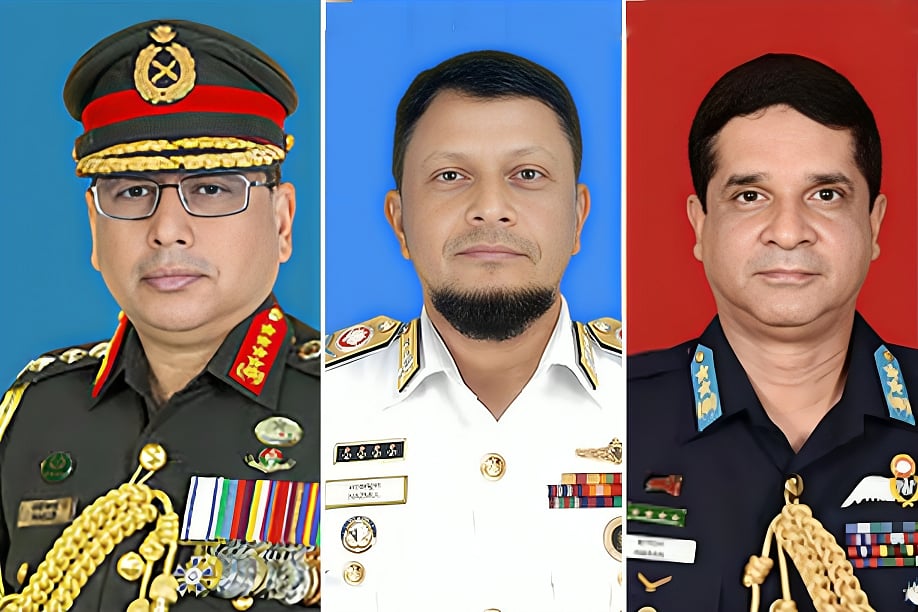 সেনাবাহিনীর প্রধান জেনারেল ওয়াকার-উজ-জামান, নৌবাহিনীর প্রধান অ্যাডমিরাল এম নাজমুল হাসান ও বিমানবাহিনীর প্রধান এয়ার চিফ মার্শাল হাসান মাহমুদ খাঁন