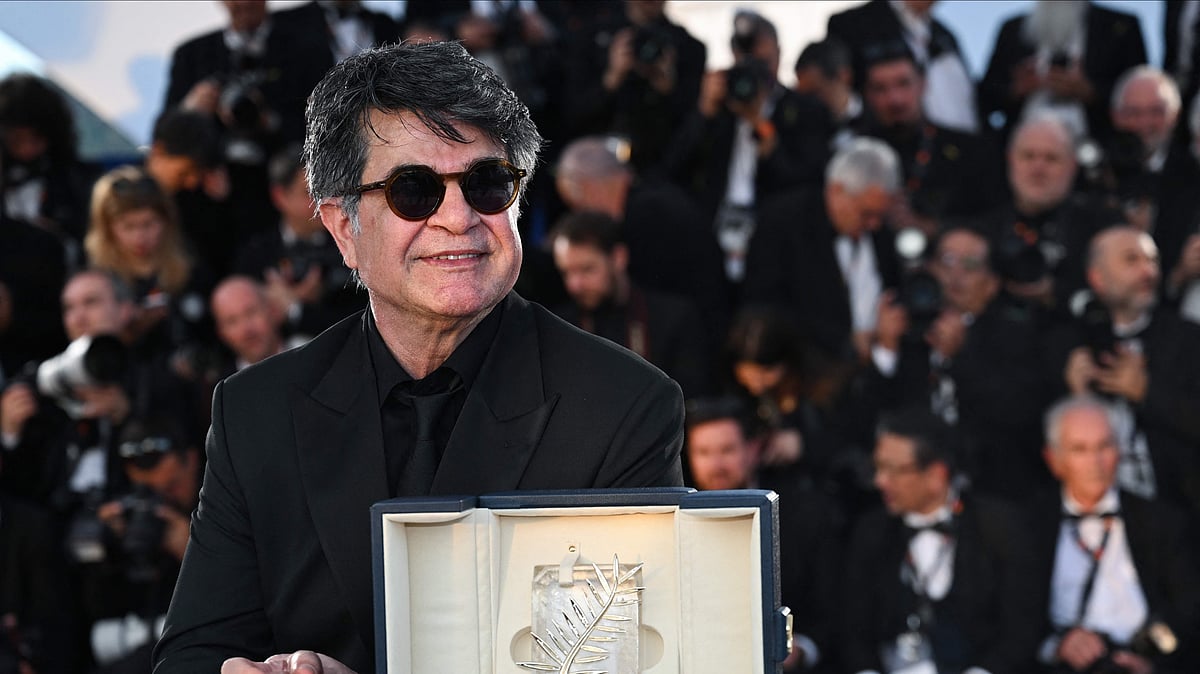 চলতি বছর কান উৎসবে স্বর্ণপাম হাতে জাফর পানাহি। এএফপি