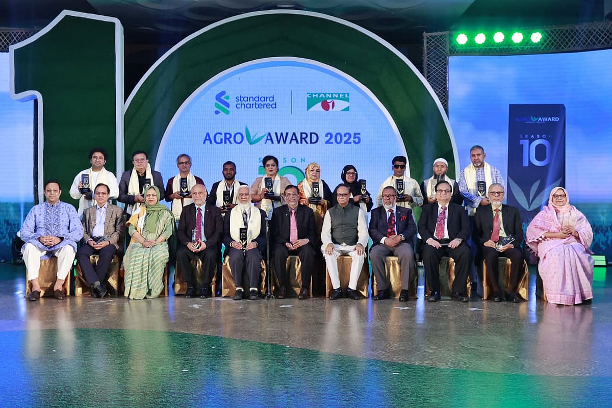 পুরস্কারপ্রাপ্ত ব্যক্তি ও প্রতিষ্ঠানের শীর্ষ কর্মকর্তাদের সঙ্গে গভর্ণর আহসান এইচ মনসুরসহ অতিথিরা। আজ মঙ্গলবার সন্ধ্যায় রাজধানীর ইন্টারকন্টিনেন্টাল হোটেলে