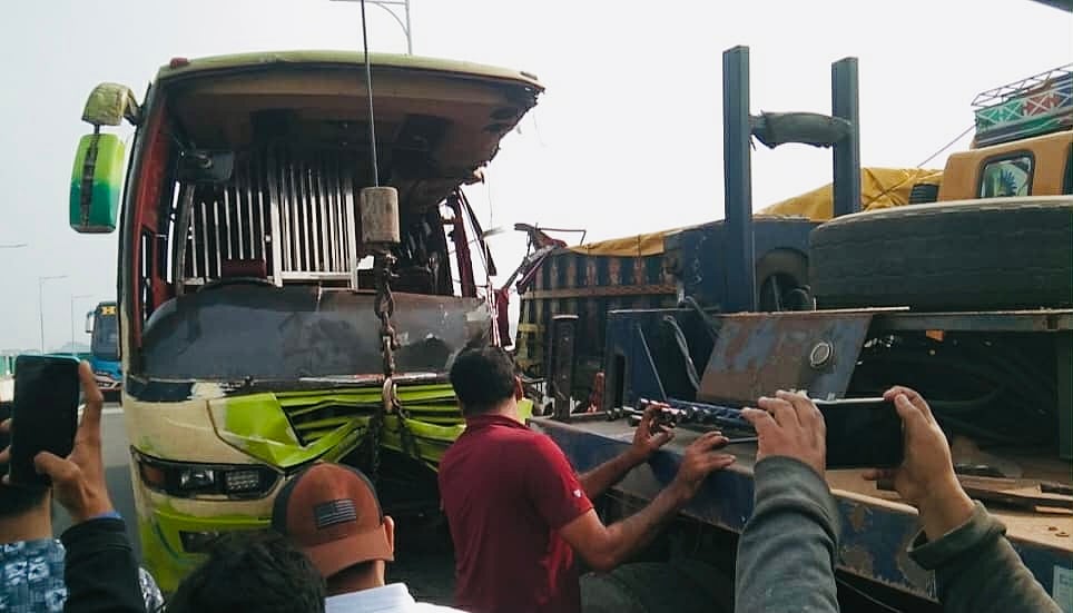 মাদারীপুরে আড়িয়াল খাঁ নদের সেতুর ওপর দুর্ঘটনায় বাস ও ট্রাক দুমড়েমুচড়ে গেছে। আজ মঙ্গলবার সকালে ঢাকা-ভাঙ্গা এক্সপ্রেসওয়ের ভাঙ্গাগামী লেনে