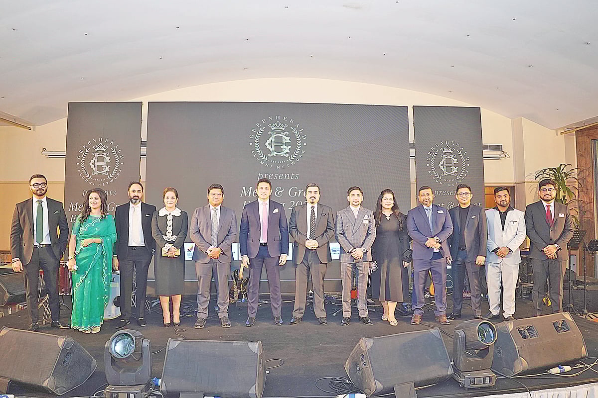 গ্রীনহেরাল্ড স্কুলের প্রাক্তন শিক্ষার্থীদের নিয়ে আয়োজিত মিট অ্যান্ড গ্রিট ইভিনিংয়ে উপস্থিত বর্তমান ও অবসরপ্রাপ্ত শিক্ষক, সিস্টার ও স্কুলের শীর্ষ কর্তৃপক্ষ