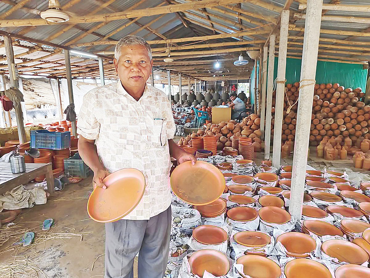 নিজের কারখানায় মাটির তৈজসপত্র হাতে বট কৃষ্ণ পাল