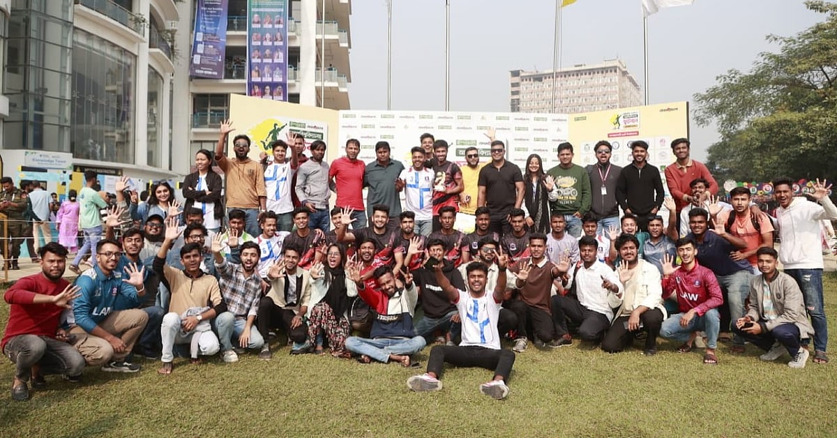 জয়ের পর গণ বিশ্ববিদ্যালয়ের খেলোয়াড় ও ভক্তদের ফটোসেশন