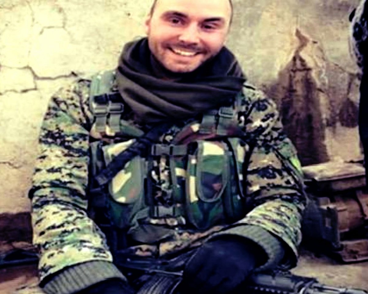 গত বছর ব্রিটিশ আর্মির সঙ্গে রস ডেভিড কাটমোরকেও ইউক্রেনে পাঠানো হয়েছিল সে দেশের সামরিক বাহিনীকে সহায়তার জন্য